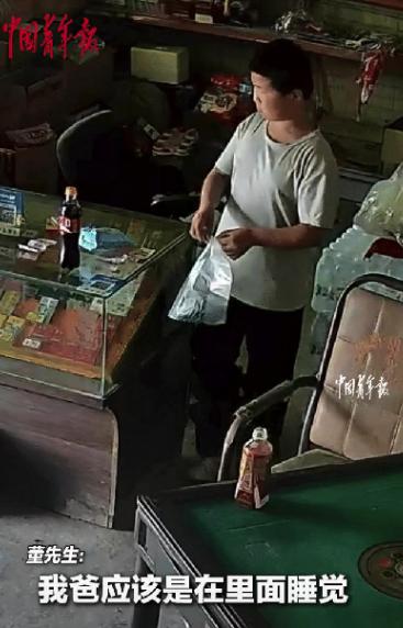 陕西咸阳，一个男孩走进一家小卖部买东西，进店后发现老板不在，他没有直接走人，拿了