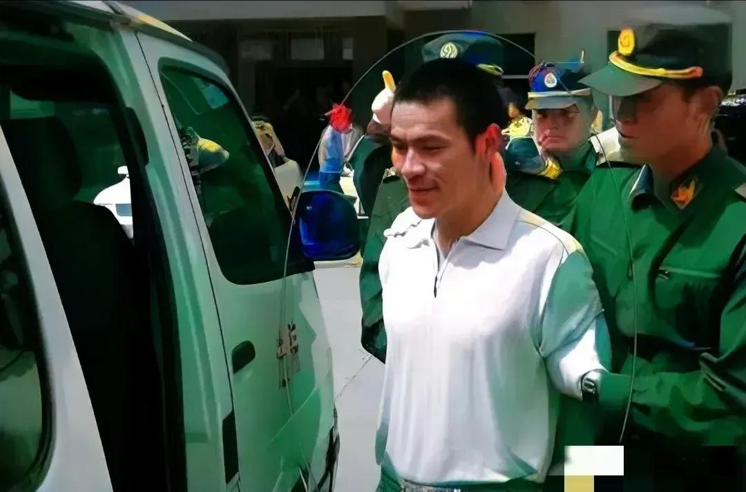 1996年，哈尔滨看守所，乔四被验明正身，押赴刑场前，留下的一张老照片，看他的样