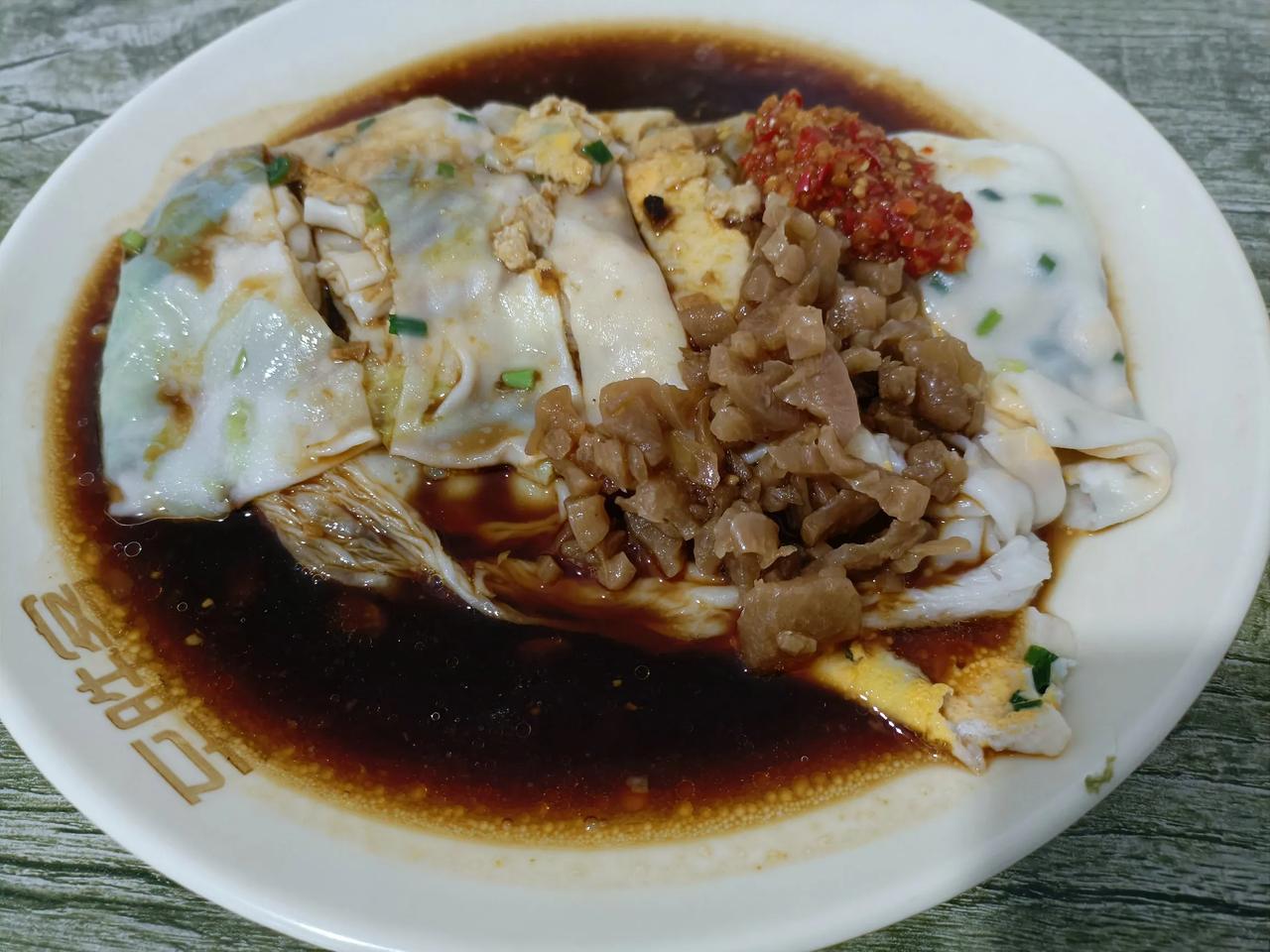 今天早上又吃肠粉，加肉加蛋六块钱一份，还有免费豆浆，划算！！！