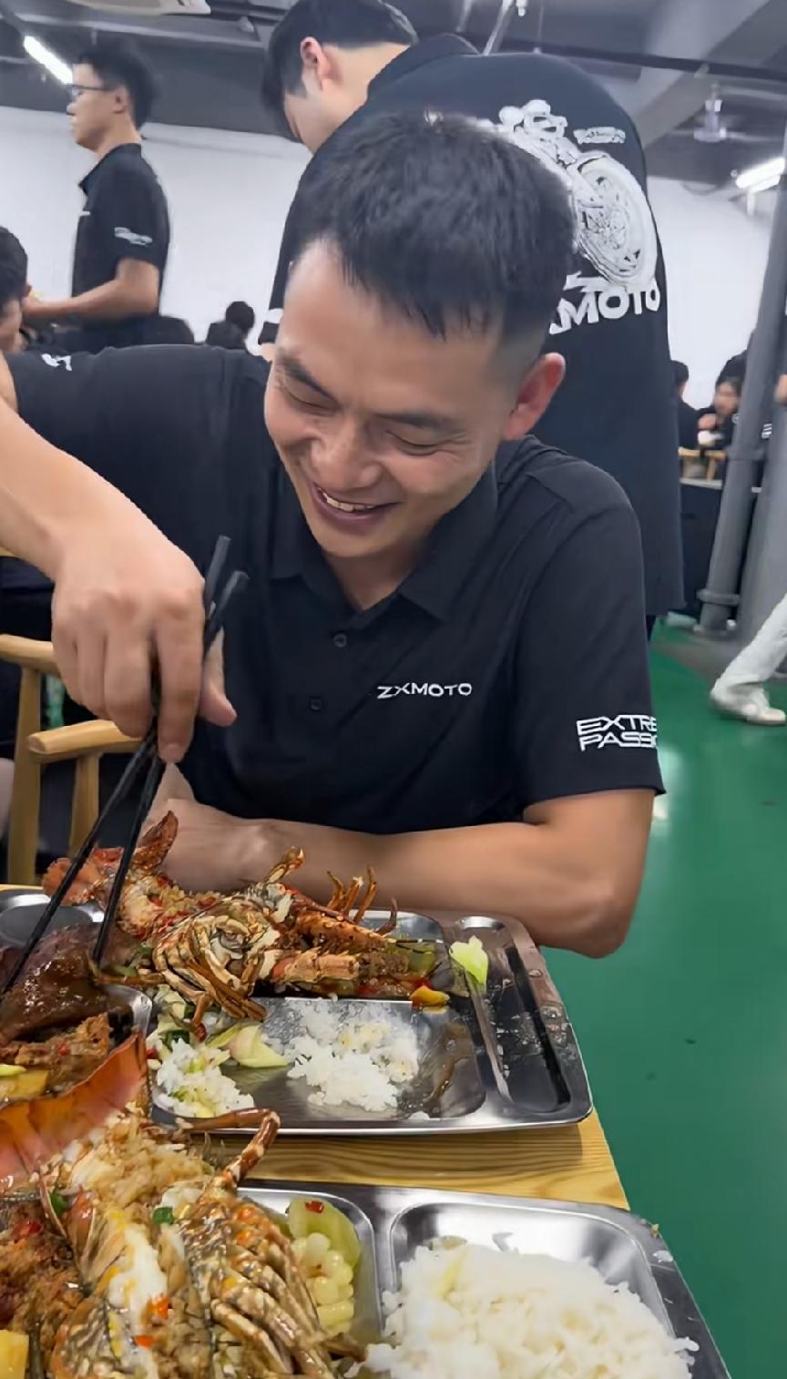 太豪横了！张雪机车食堂碾压特斯拉食堂，在此之前，特斯拉食堂绝对是企业食堂里面的天