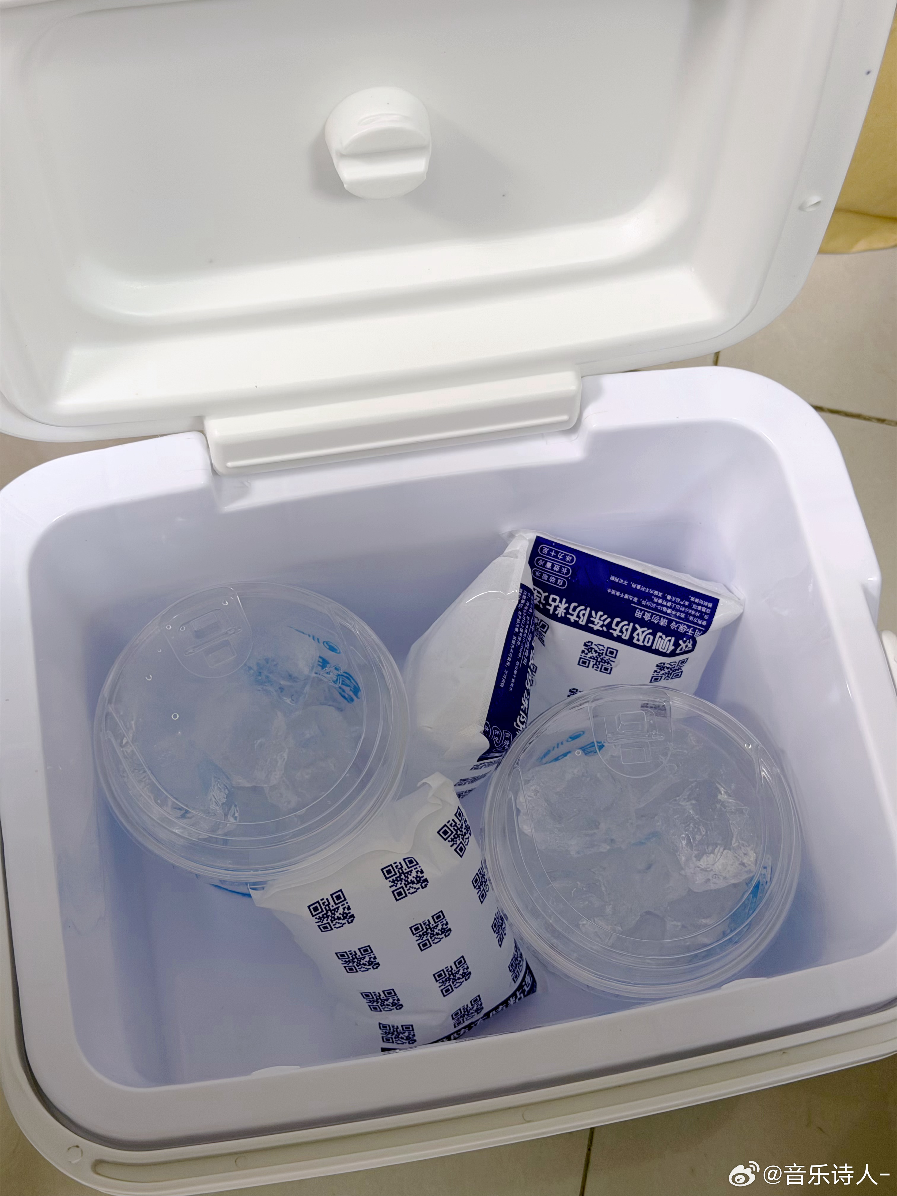 为了在办公室能一直喝冰水买了个 保温箱其实上面应该房一块冻的冰 今天刚到来不及先