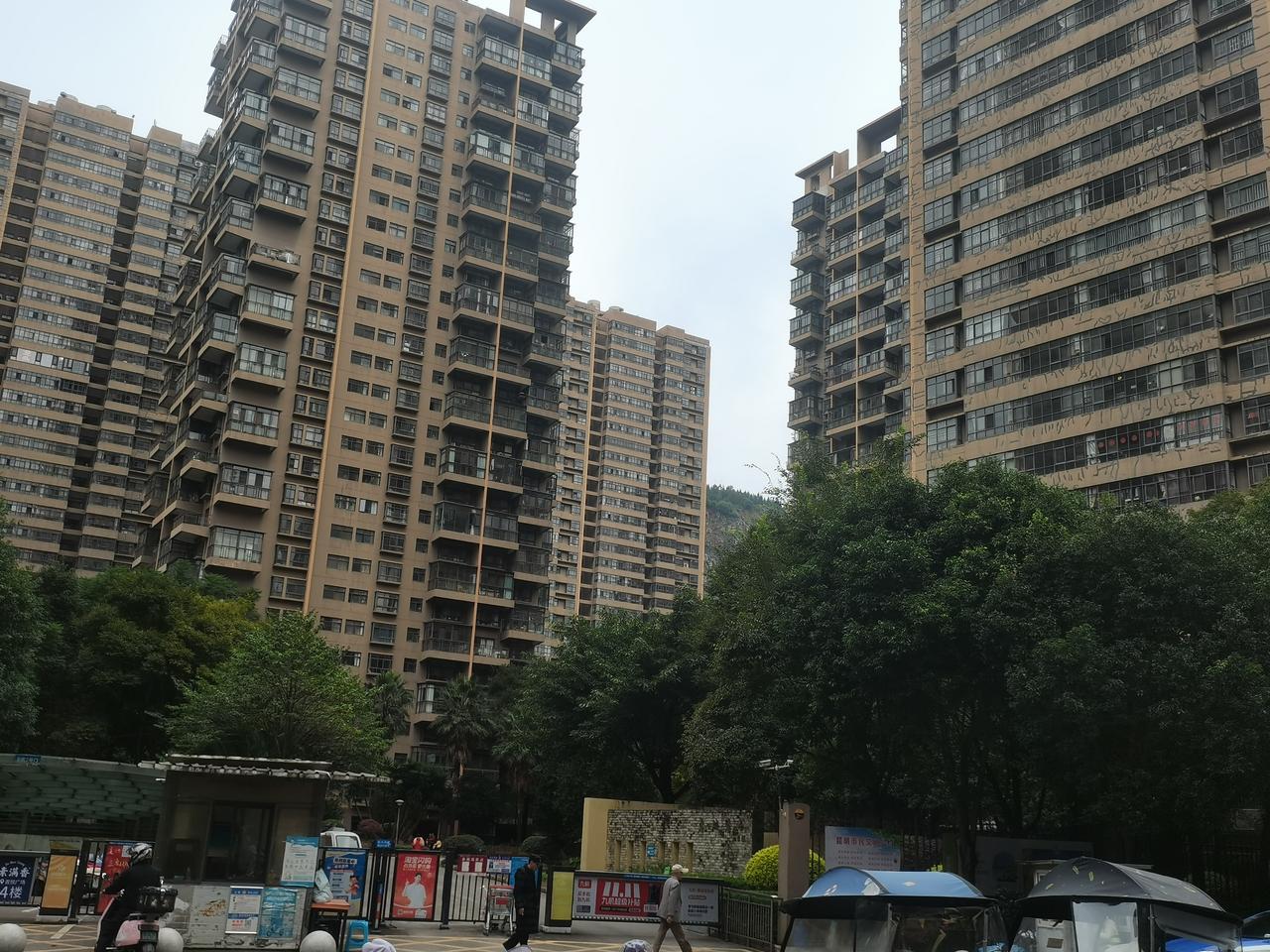 原来在五华区西三环这边上的春城慧谷这里当时这个有的楼幢就是按现在我们说的“四代住