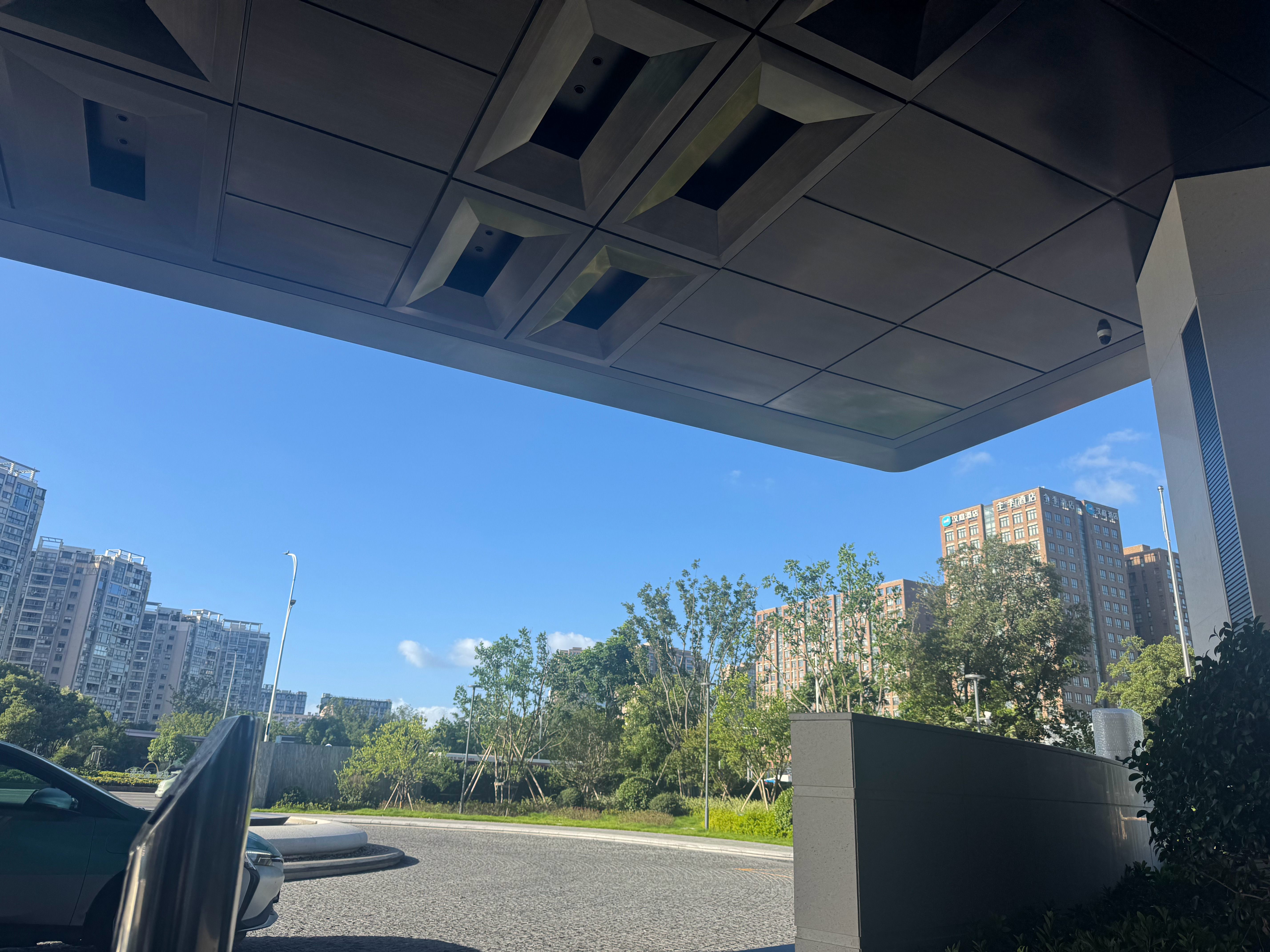 手机里和身边朋友都在预警我    台风要来了。我这在宁波今晚的飞机回家！能不能回