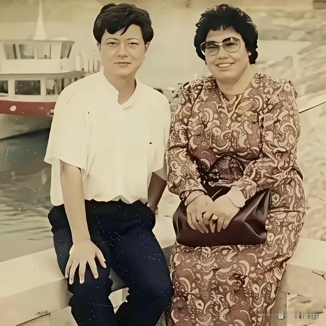 陈丽华大姐年轻时候的照片，看起来是非常富态的，这时候她，头发还全都是黑的，年龄应