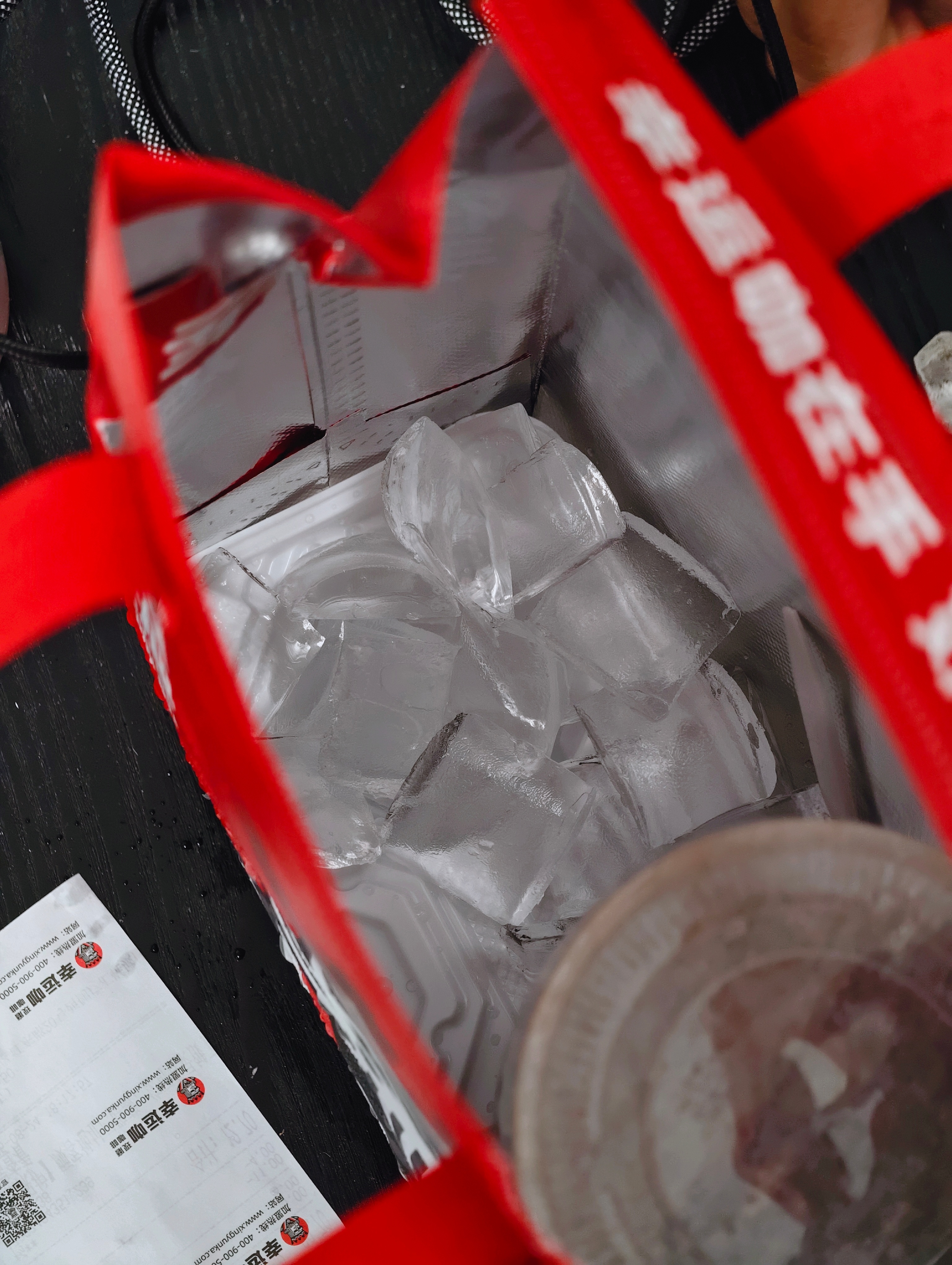 刚给我老妈点了个幸运咖的雪球幸运冰。打开手提袋里面放了一堆冰，直接物理解决保温问