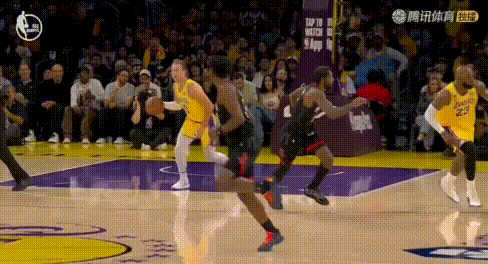 小贾：这是碰瓷战术？
这球明明是詹姆斯往小贾身前跑，小贾怕他受伤把詹姆斯抱住，结
