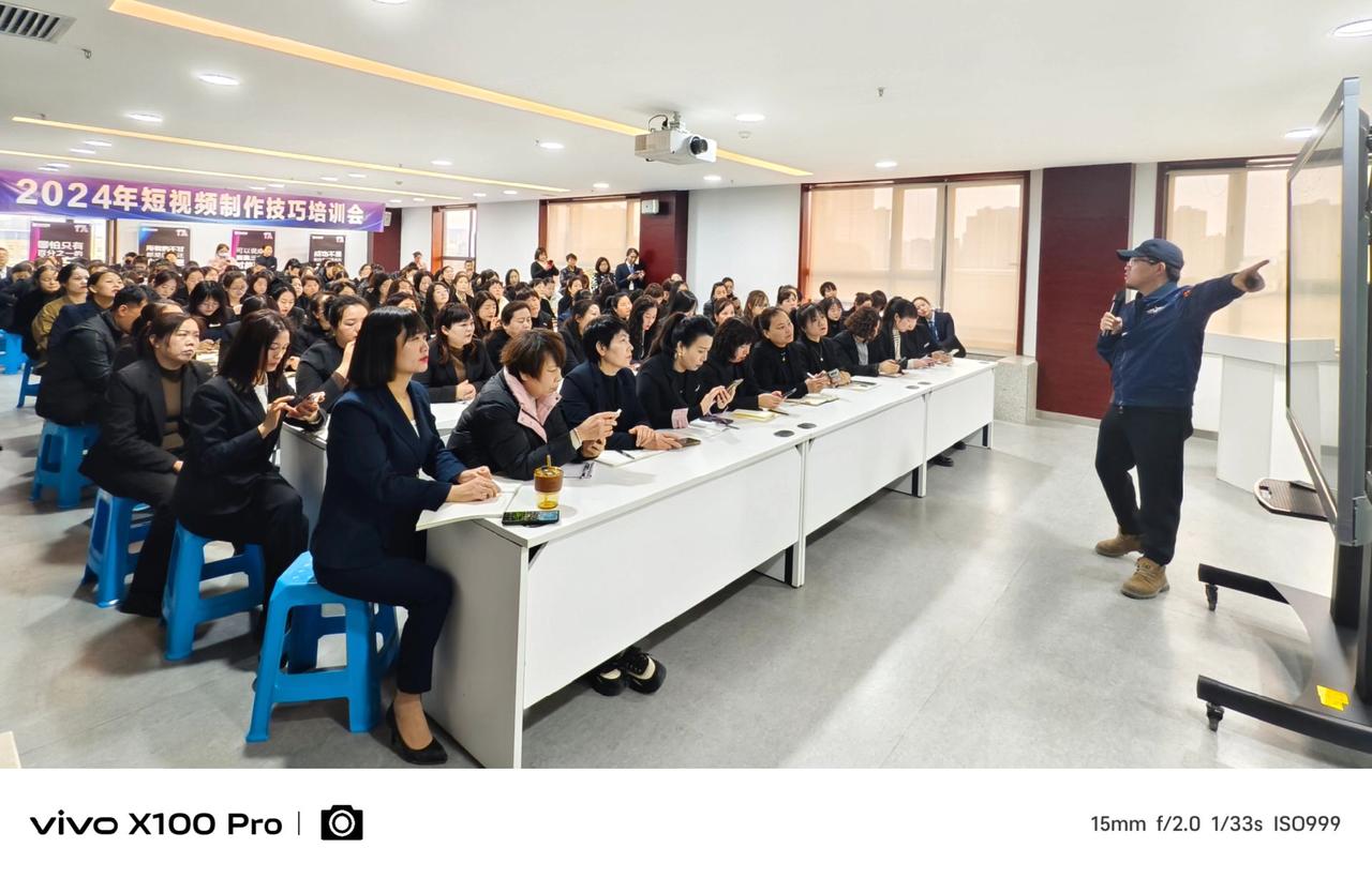 全民手机摄影时代从静态照片过渡到短视频是专业摄影师和所有手机摄影爱好者共同面临的