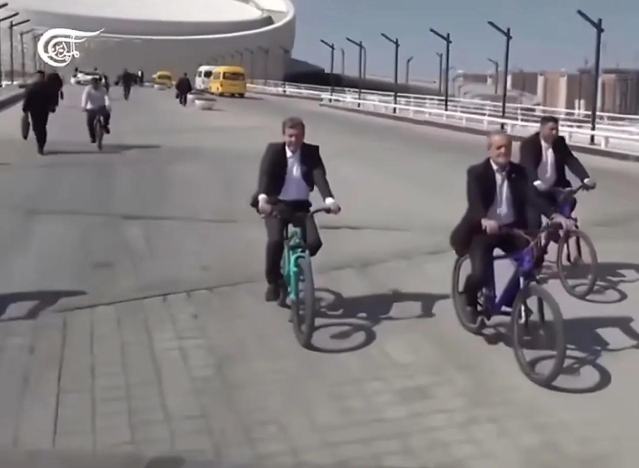 伊朗刚开放霍尔木兹海峡，总统毫无顾忌骑单车巡城！笑容满面，反常轻松

据外媒报道