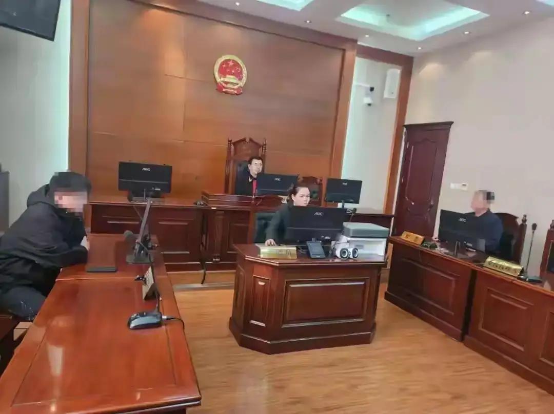 黑龙江大庆，男子怀疑儿子不是亲生，和妻子离婚后，放弃儿子抚养权。30年后，他和儿