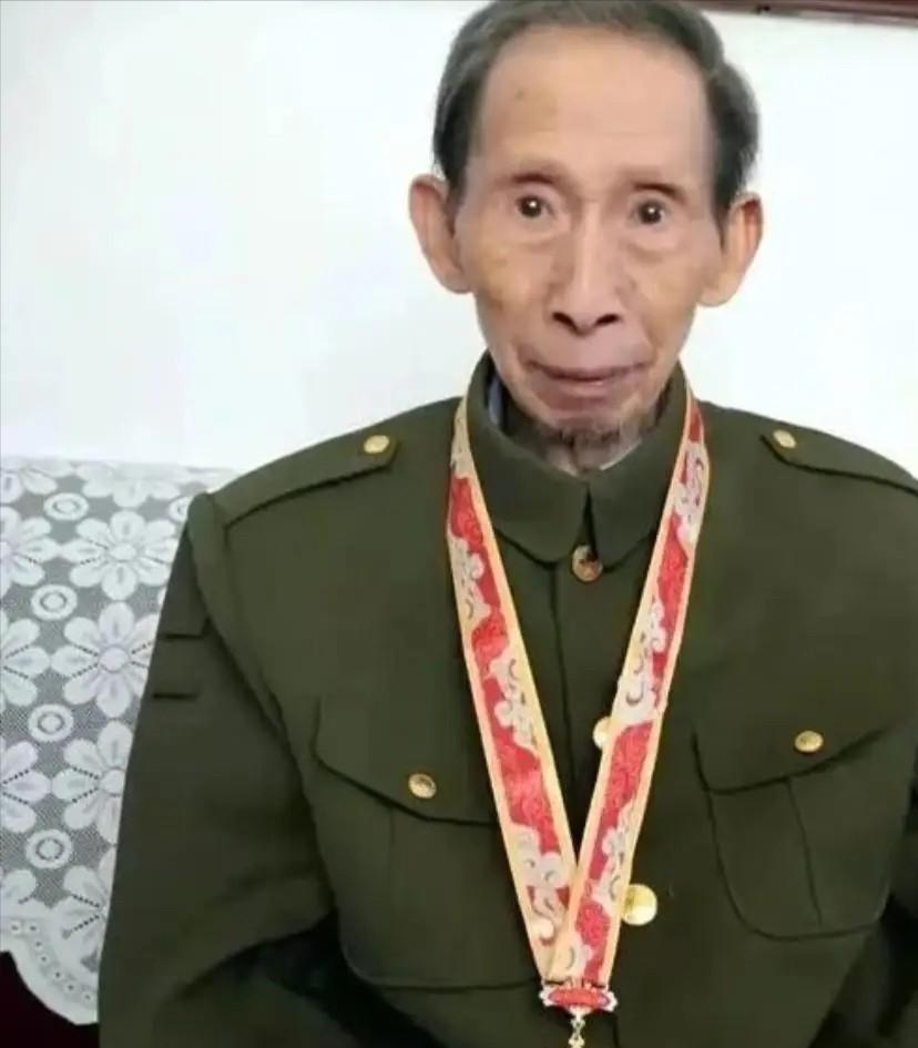 1956年，中南大学学生王明健在毕业前一天，突然被两名没有任何军衔与职务的神秘军