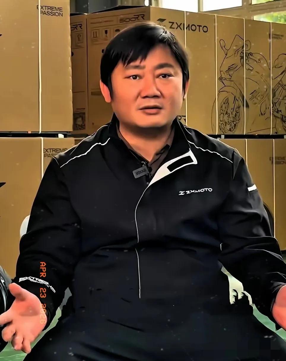 昨天刷到个事，挺耐人寻味。
张雪给海军庆生，满屏都在鼓噪什么“排面”、“官方联动