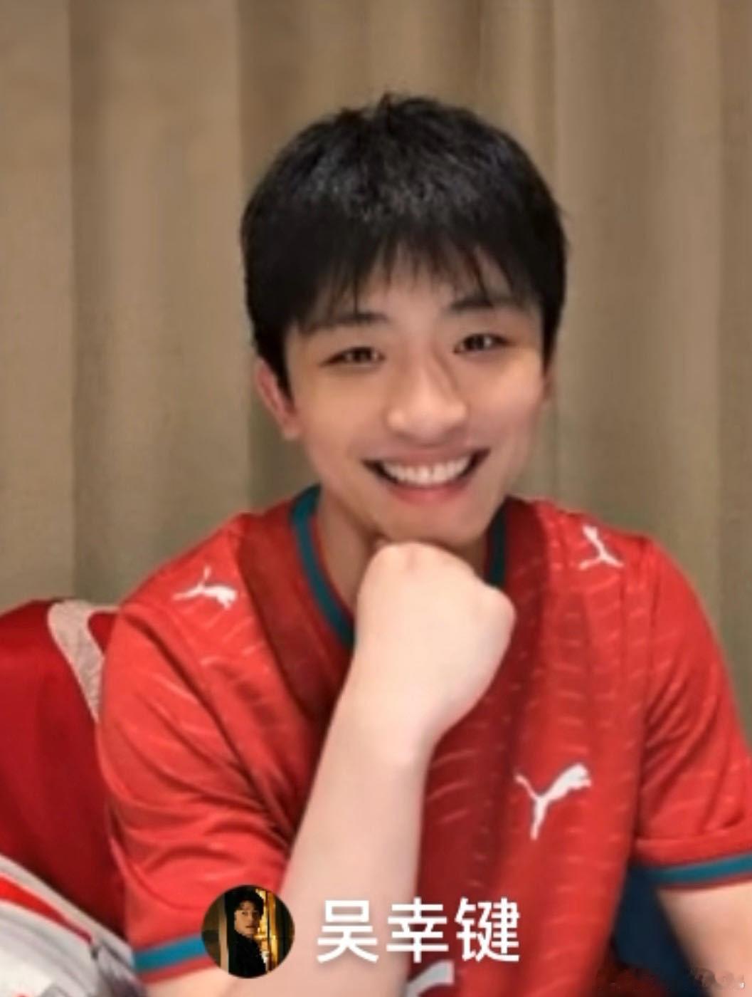 吴幸键穿着球服看C罗很难把安静柔和的吴幸键和狂热球迷联想到一起，看完直播彻底改观