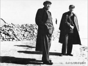 老人坐着，他站着。整整半个钟头。

1954年春天，杭州郊外。

雨下得正紧。毛