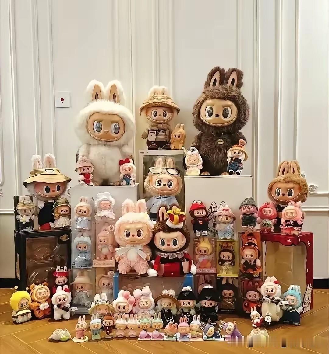 泡泡玛特跌势难掩。
10月27日，泡泡玛特披露第三季度财报，总营收同比下滑近五成