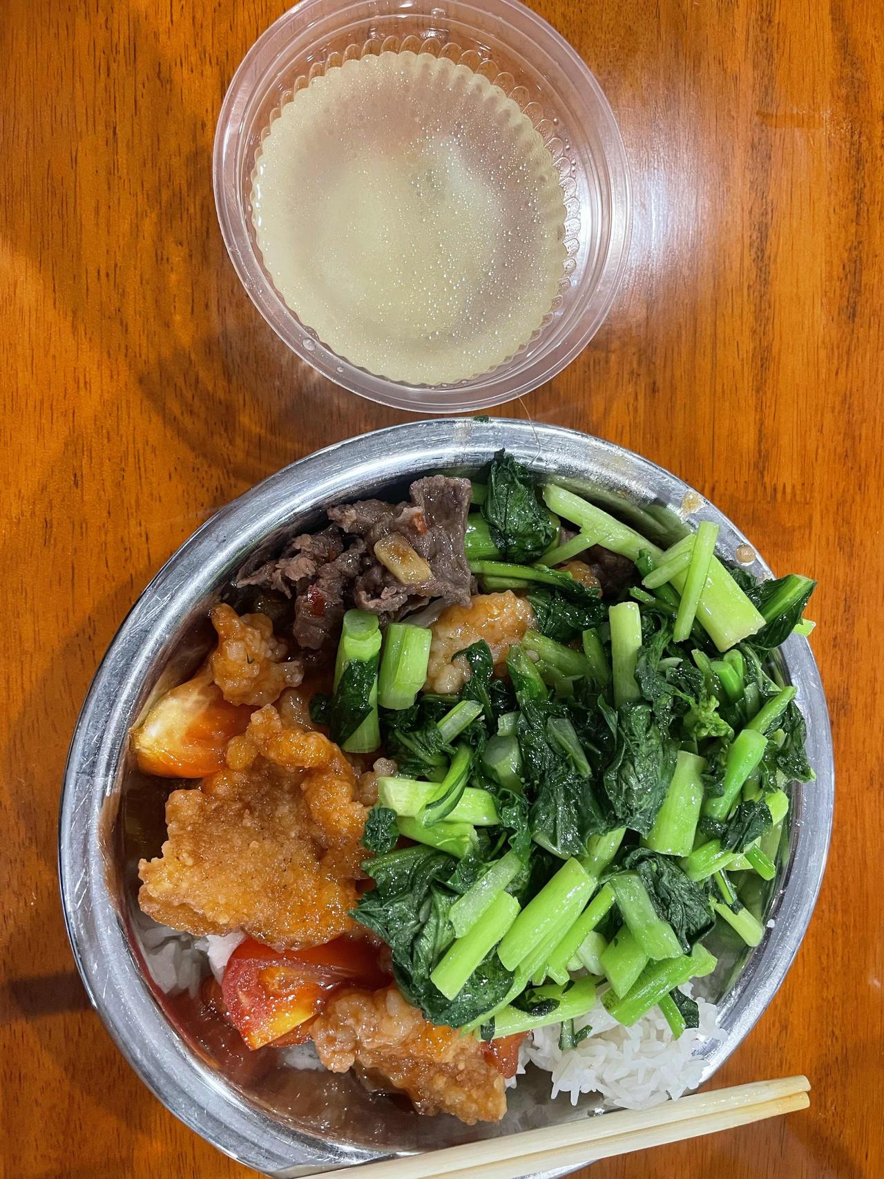 今天我在广西科技大学鹿鸣食堂打饭，要炒牛肉、锅包肉、青菜、一两米饭，花费16.5