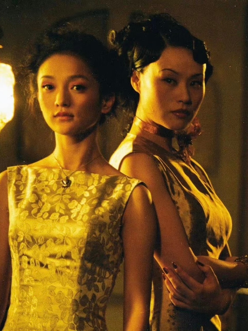 2005年，《美人依旧》中的周迅与邬君梅。 