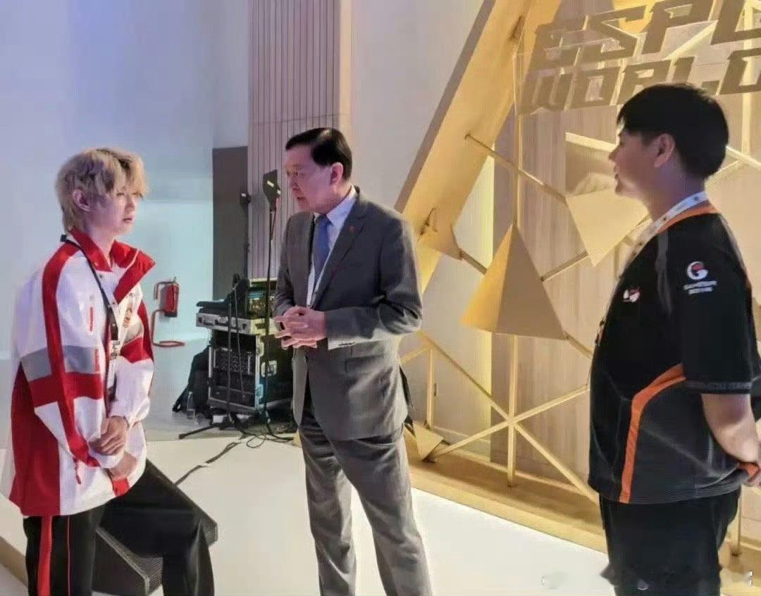 一诺EWC开幕式出场 一诺代表KPL亮相！顶级选手徐必成凭敢打敢秀与初心获誉，期