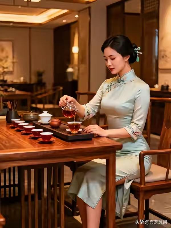 金字经·美女泡茶
旗袍佳人坐，
紫壶倾茗光。
演绎茶道韵味长。
香，案头纷事忘。