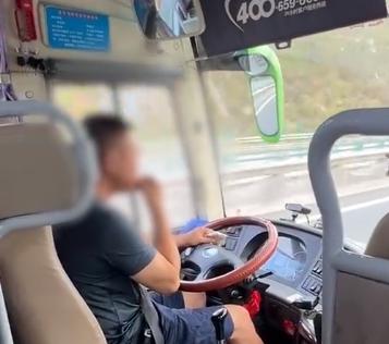这事儿给谁听了都得惊讶一跳！9月8日，重庆的高速公路上，一辆客车司机竟然边开车边