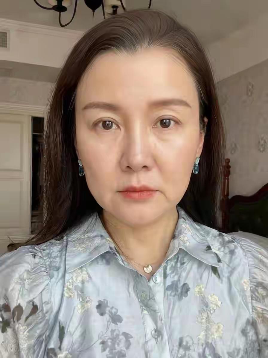 谁能看出五十二岁女子，这张脸整容花了二百万，自己都说这张脸值二百万。
有些人对自