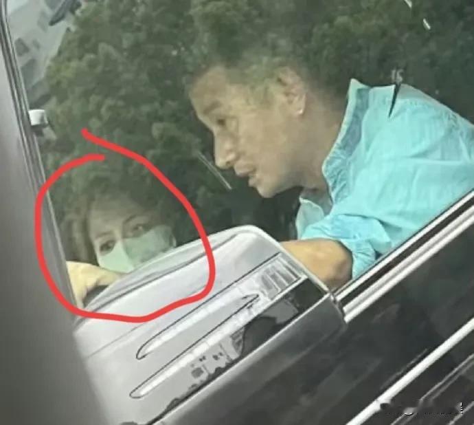 文章女友曝光，长得像姚笛？

近日，在上海文章开豪车带女友兜风，女主戴口罩看不见