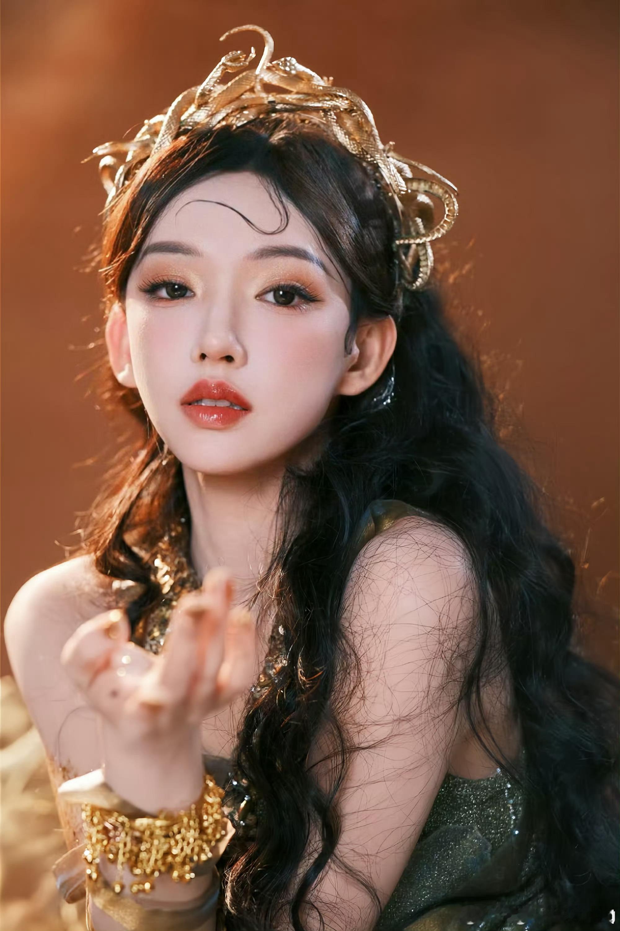 程潇金色蛇女  别人是人间富贵花，程潇是人间蛇女煞！金色的她，冷冽又迷人，气场强