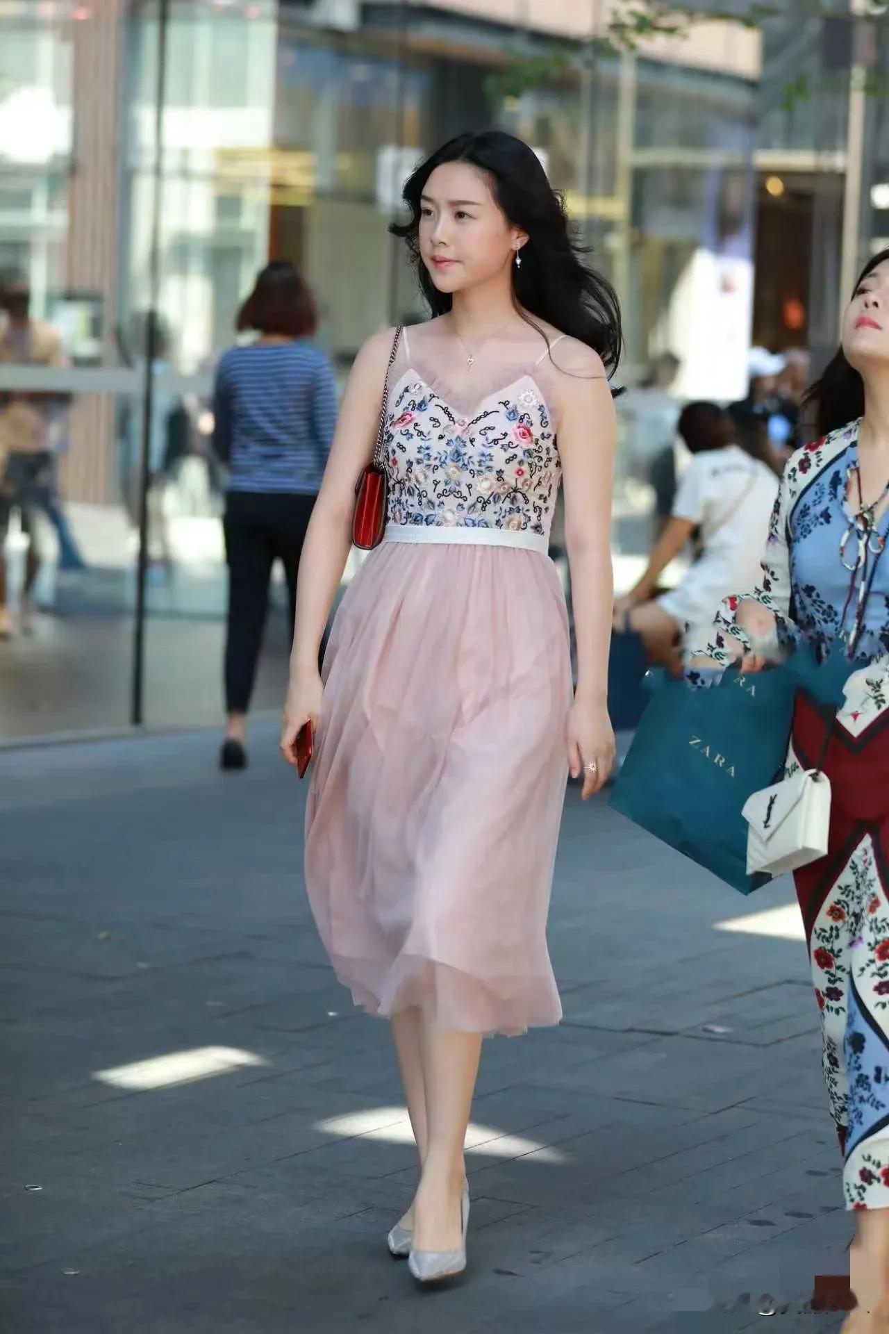 春风得意马蹄疾，一日看尽长安花。