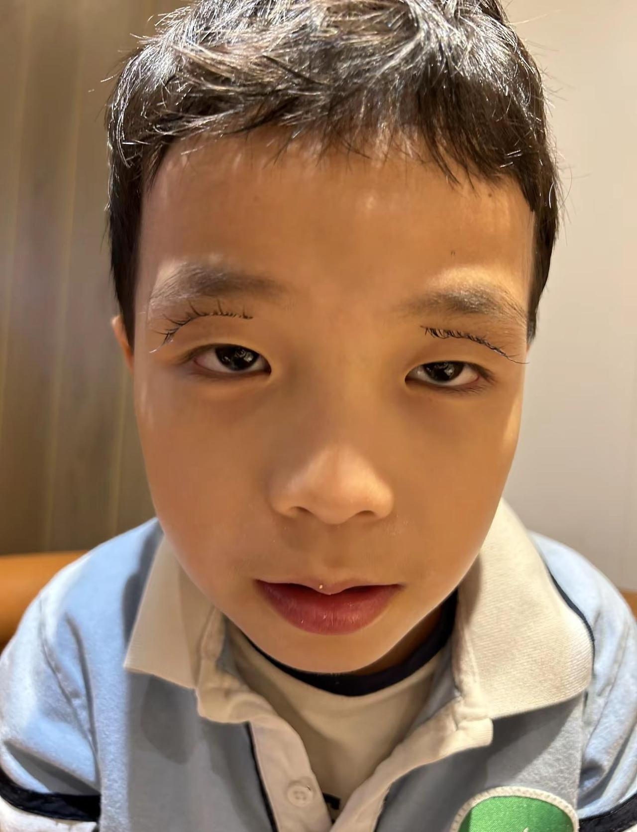 和小学鸡珍贵的合影 我的假睫毛贴到了他的眼皮上…🎄