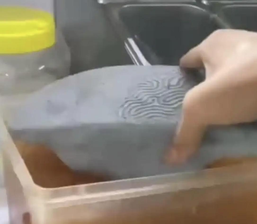 员工第一天上班，就将拖鞋放入制作奶茶的小料盆中，徒手抓取小料分装到奶茶杯中，还将