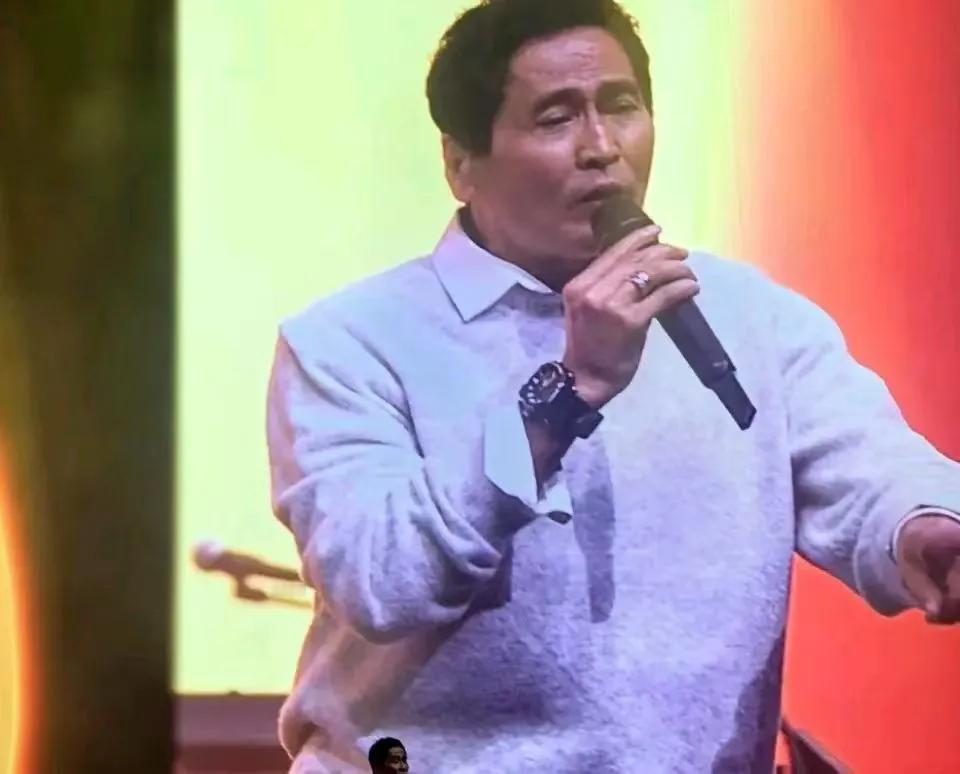 曾经华语乐坛的巨星齐秦，最近开演唱会竟然被群嘲了！
 
他1960年出生，198