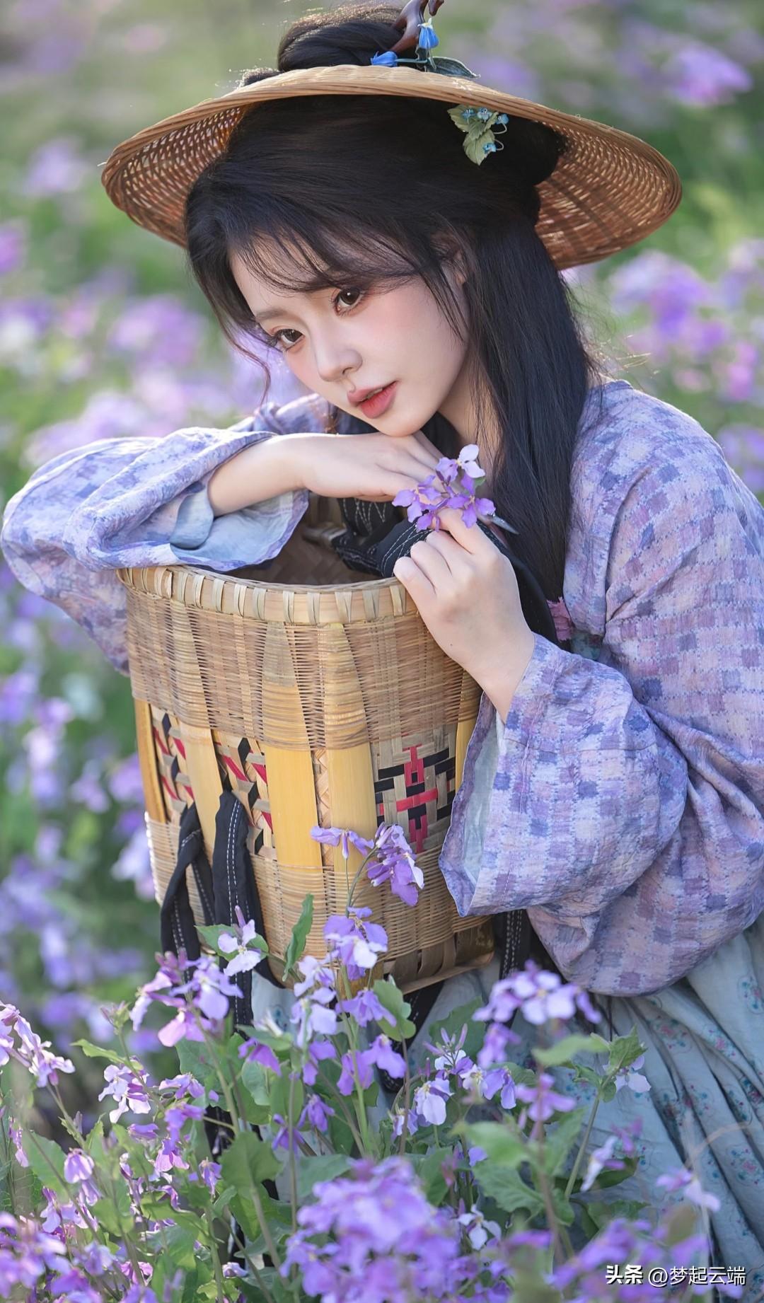 花间采芳菲，竹篮映日辉。