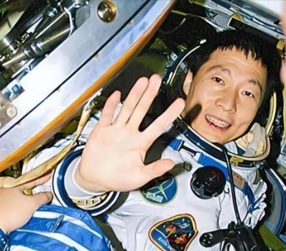 杨利伟为什么后来再也没有登天？其实，他能够活着回到地球就已经是万幸，在他攀登太空