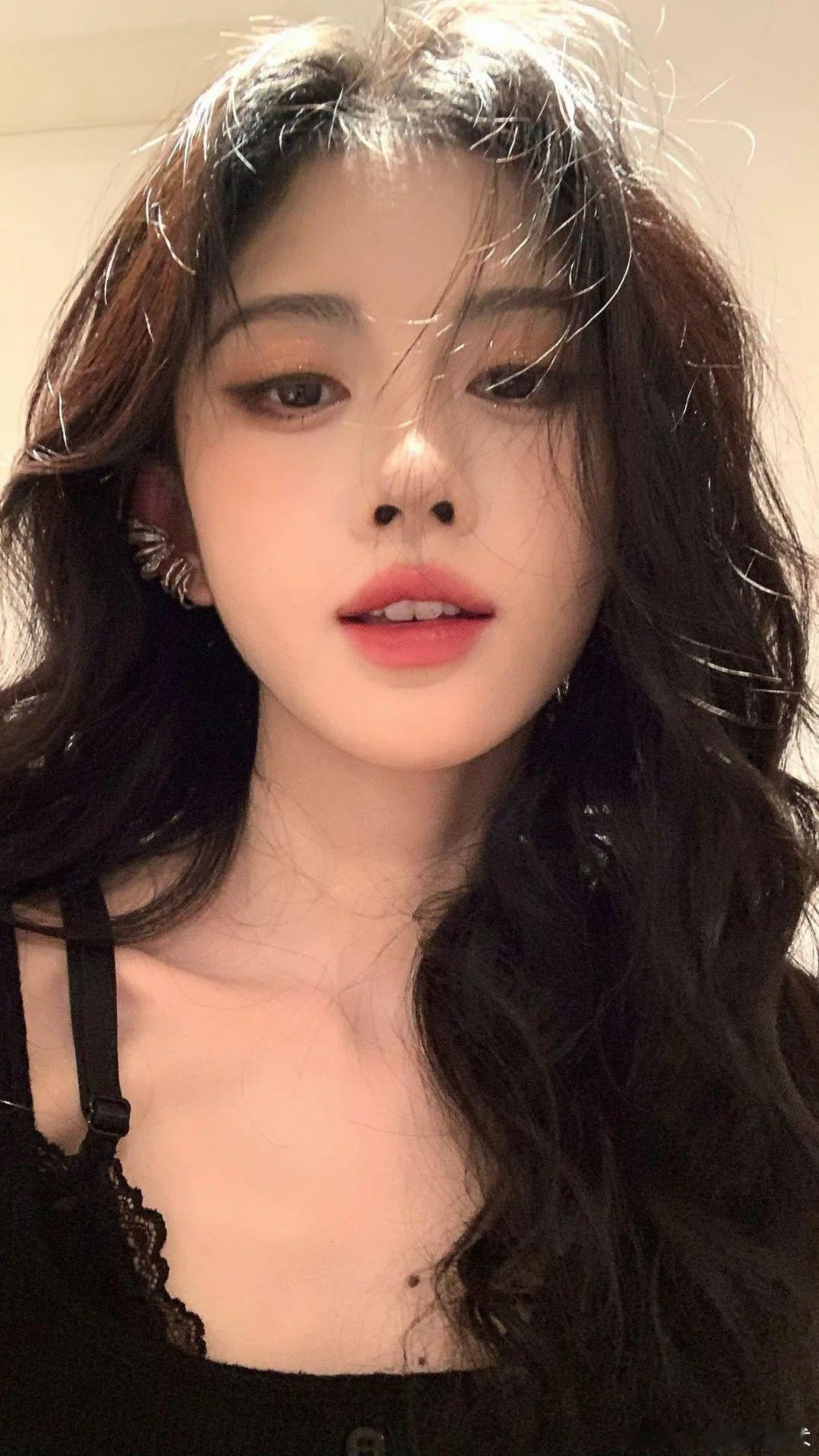 鞠婧祎深夜怼脸盯 
