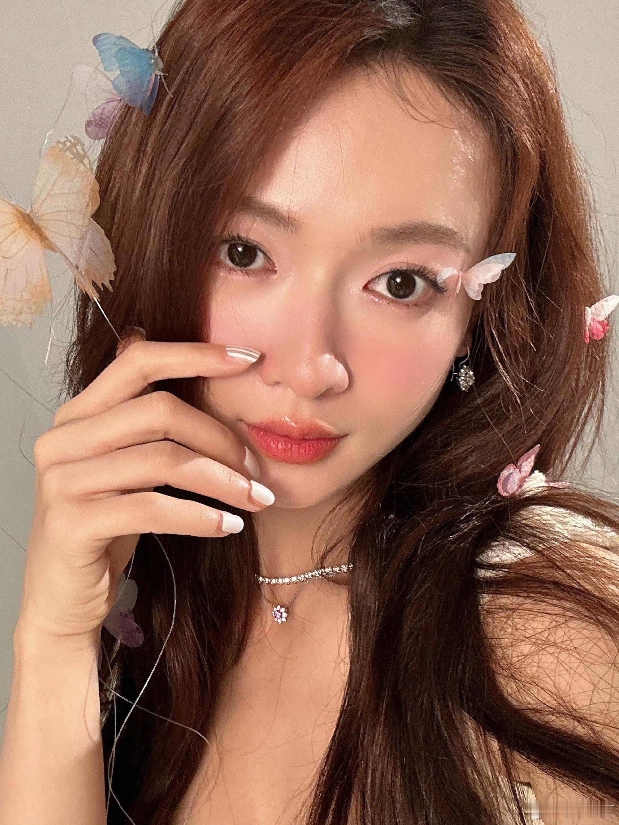 生日快乐吴谨言，祝我们古希腊掌管蝴蝶的神女平安喜乐 诸事顺遂 明媚又自由 遇见你