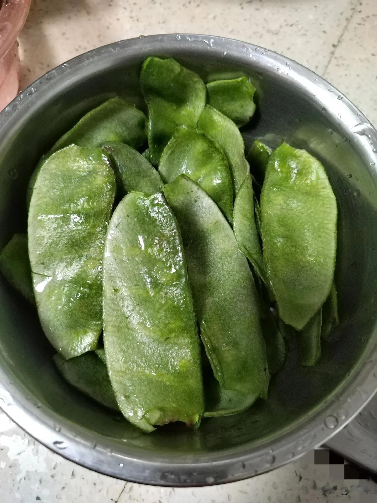 这个豆真是难吃，我小时候都讨厌这个菜，俺妈以前喜欢种，我觉得怎么炒都有种怪味，又