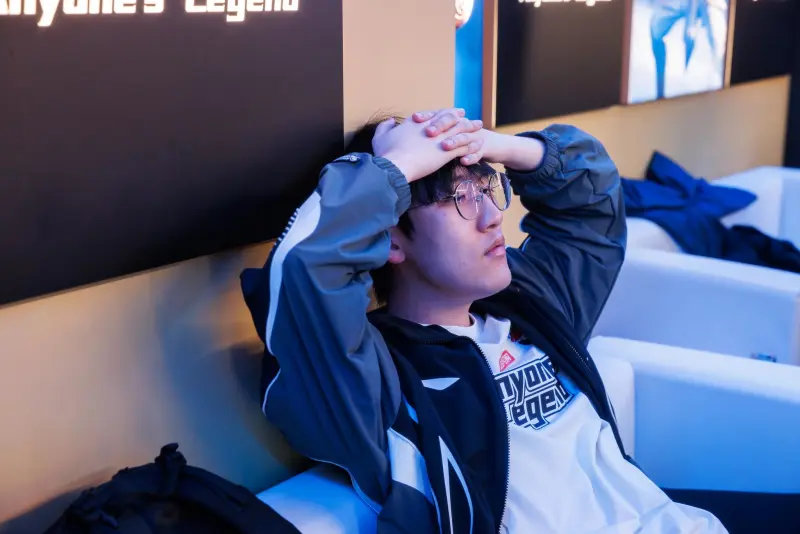 AL止步2025全球总决赛八强，赛后官方返图： AL队员懊恼抱头，Tarzan双