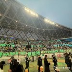 张真源贵阳演唱会现场，长灯牌多得就像夜空中的繁星点点。每一块灯牌都承载着粉丝们的