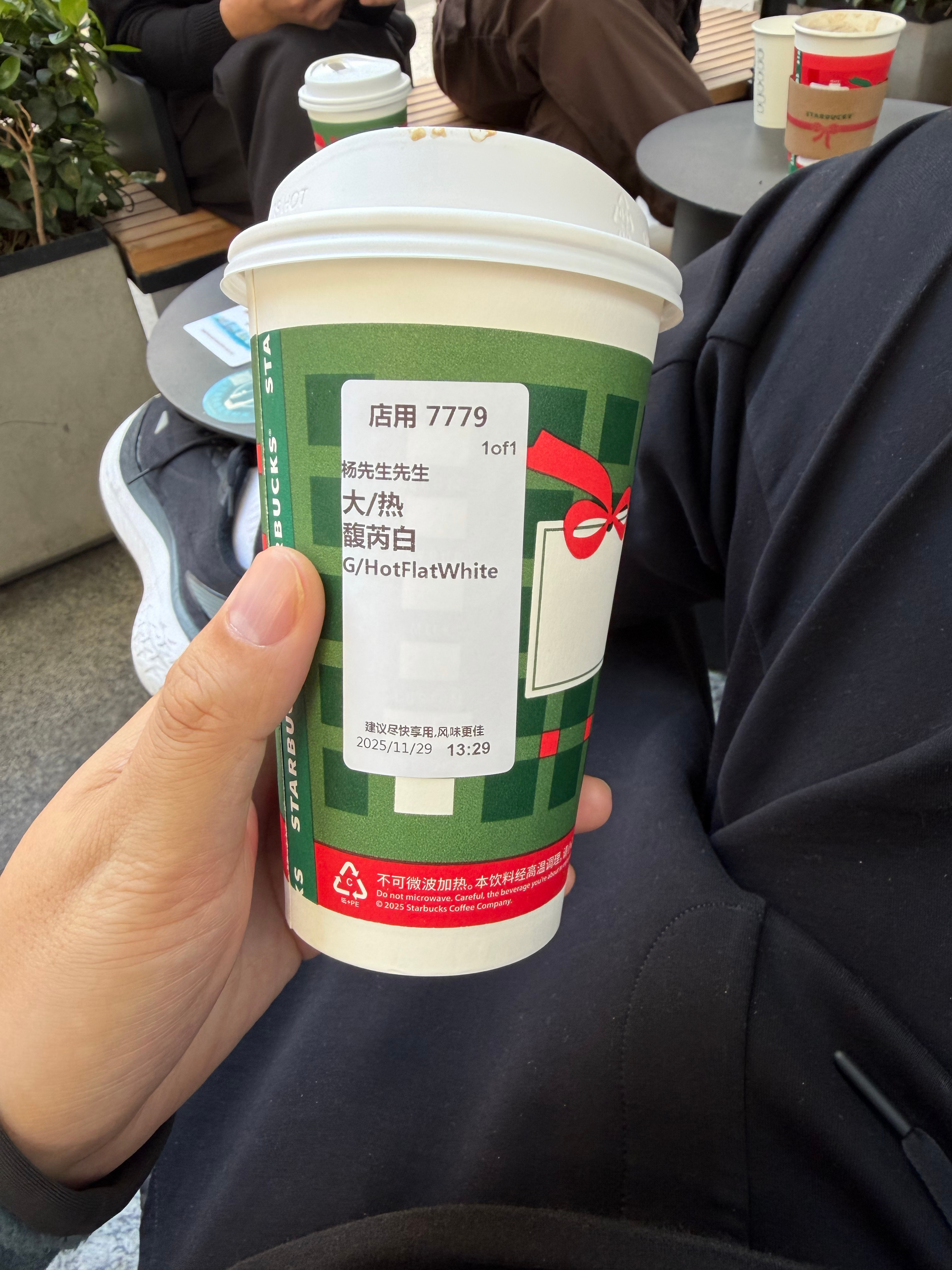 儿子上课也有好处，就是每周有时间买杯咖啡晒2小时太阳，刷刷微博看看新闻我的日常p