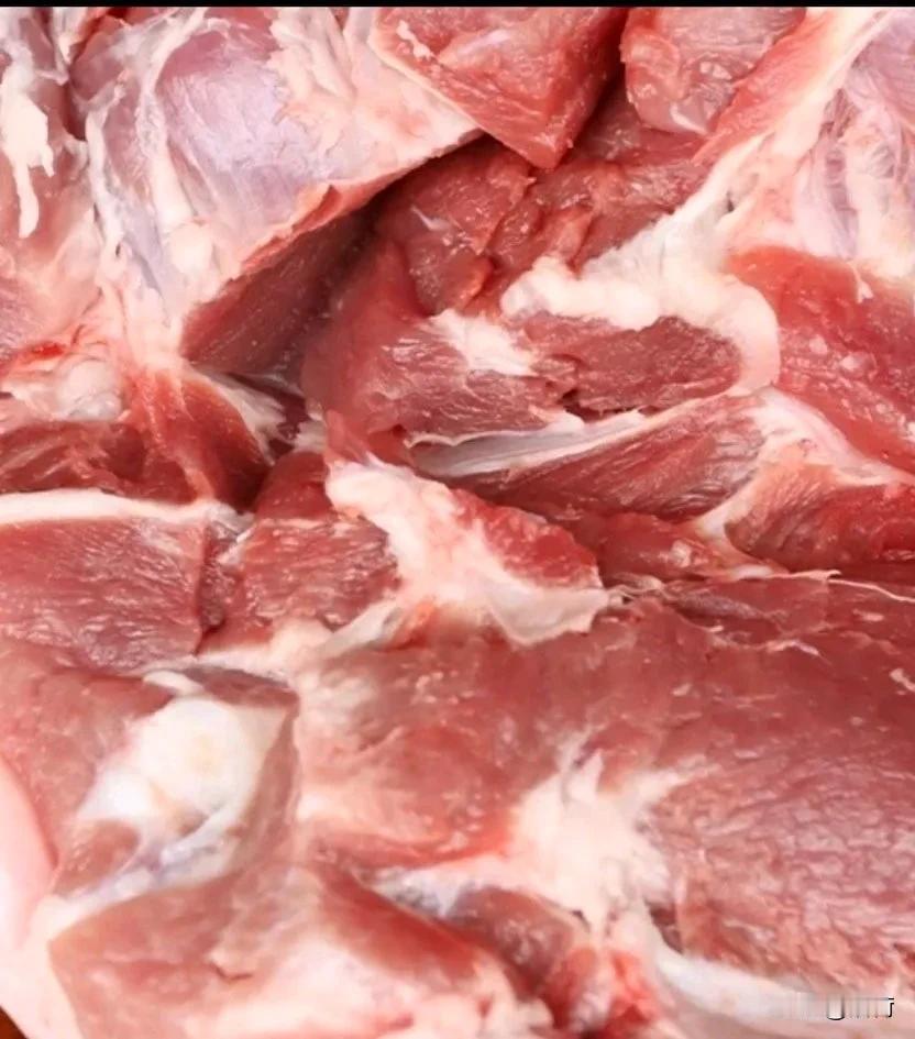 我们这边的猪肉已经达到18一斤了，这怎么还没完没了的涨呢？
今天去市场买肉，老板