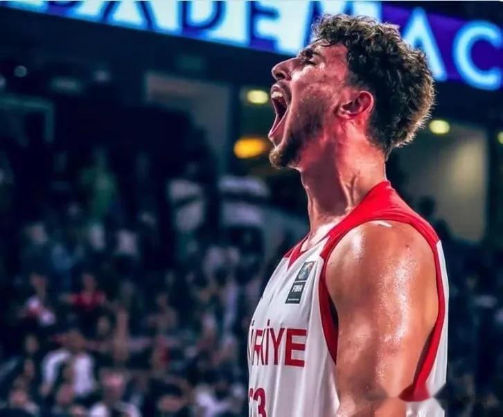  
北京时间8月20日NBA火箭队年轻中锋申京在世界杯系列热身赛中，他代表土耳其