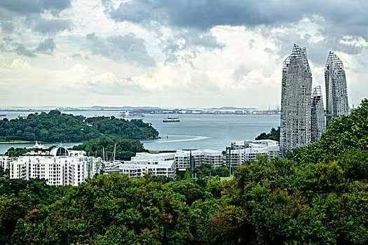 印尼财长居然提议在马六甲海峡收取通行费。我知道，他是想效仿伊朗。那么就请印尼先跟