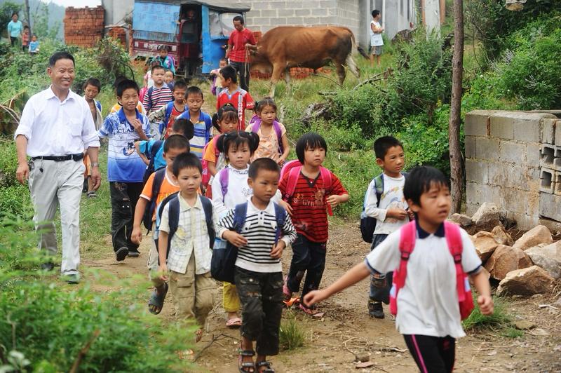 教材改来改去有必要吗？尽是折腾人。就拿小学来讲，就是这些知识点，改版教材无非就是