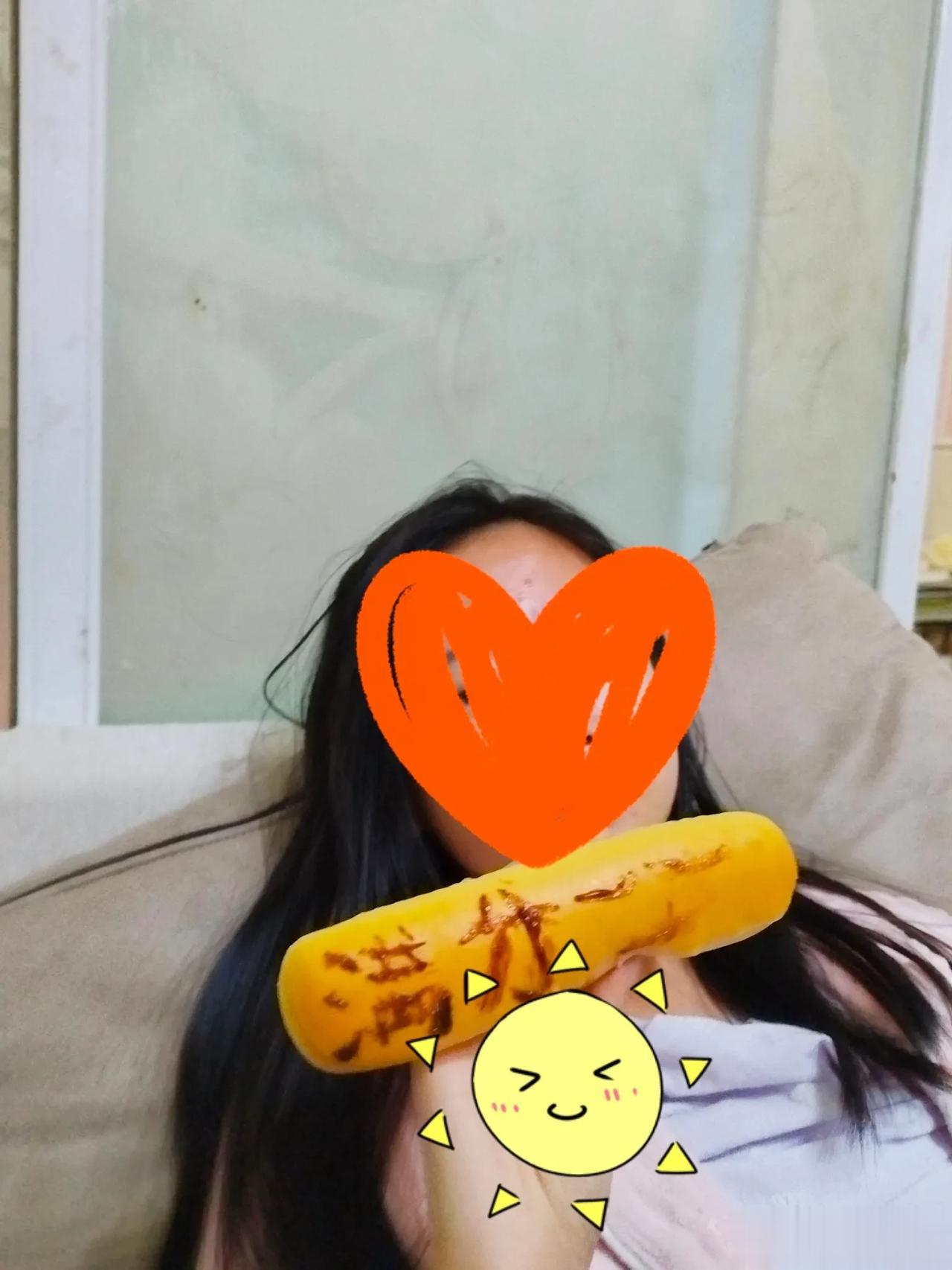 闺女今天月考。
周末感冒发烧了两天，面包片也忘了买，临时用面包棒，做了满分的仪式