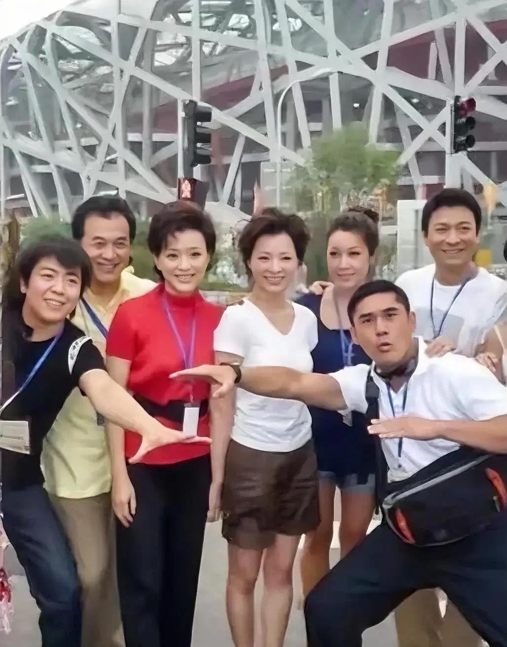 这三位特好认，著名小品演员黄宏，吴大维，还有华仔，其他的没认出来他们是谁？黄显维
