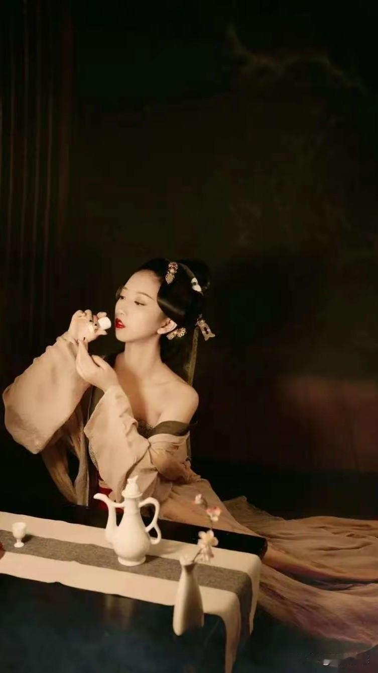 沉静如水的古风美人，内在柔和、外在包容。坚韧的性格能适应各种环境。