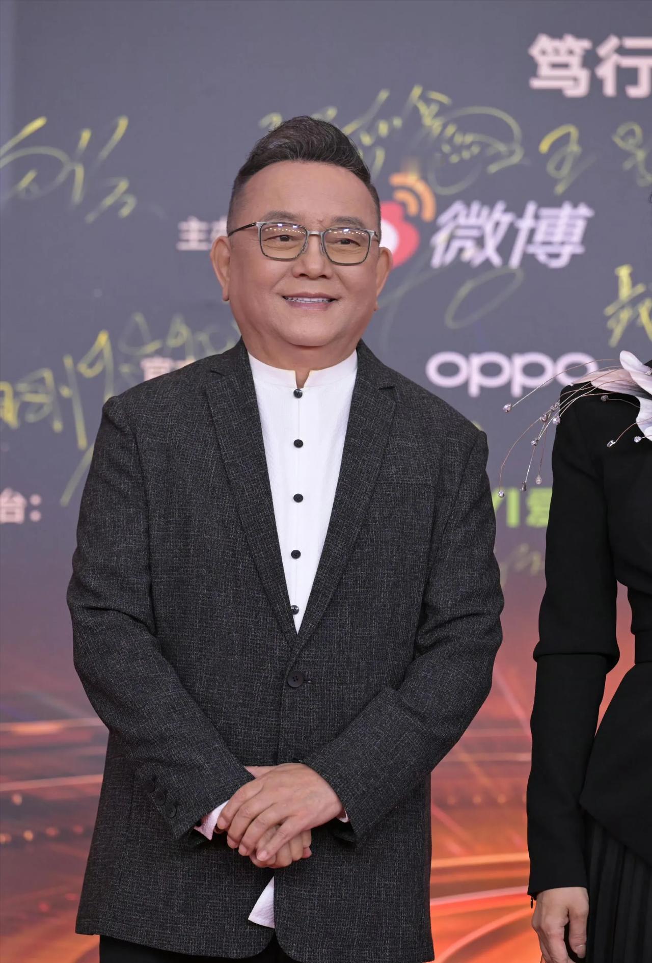 发现王刚真是经的起岁月的洗礼。这照片谁能看出他已经快80岁了？这时尚年轻的发型，