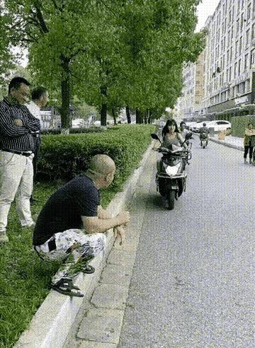 大爷刚伸手，姑娘先躺了！

下一秒，砖头塞进他掌心，白沫喷他一脸。

监控死角，