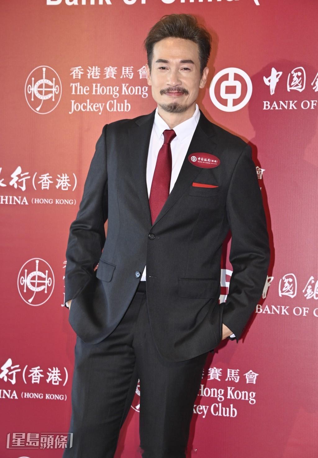 陈豪魔音笑声被疯传自觉适合拍喜剧 商演演唱坠机版《岁月如歌》：一定唱返起架机 |