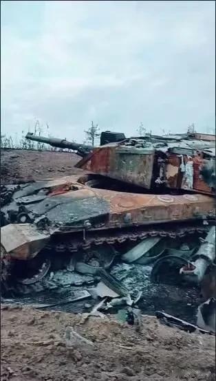 英国挑战者-2坦克也逃不了被俄军击毁的命运，目前坦克被击毁后的视频已经出现在网上