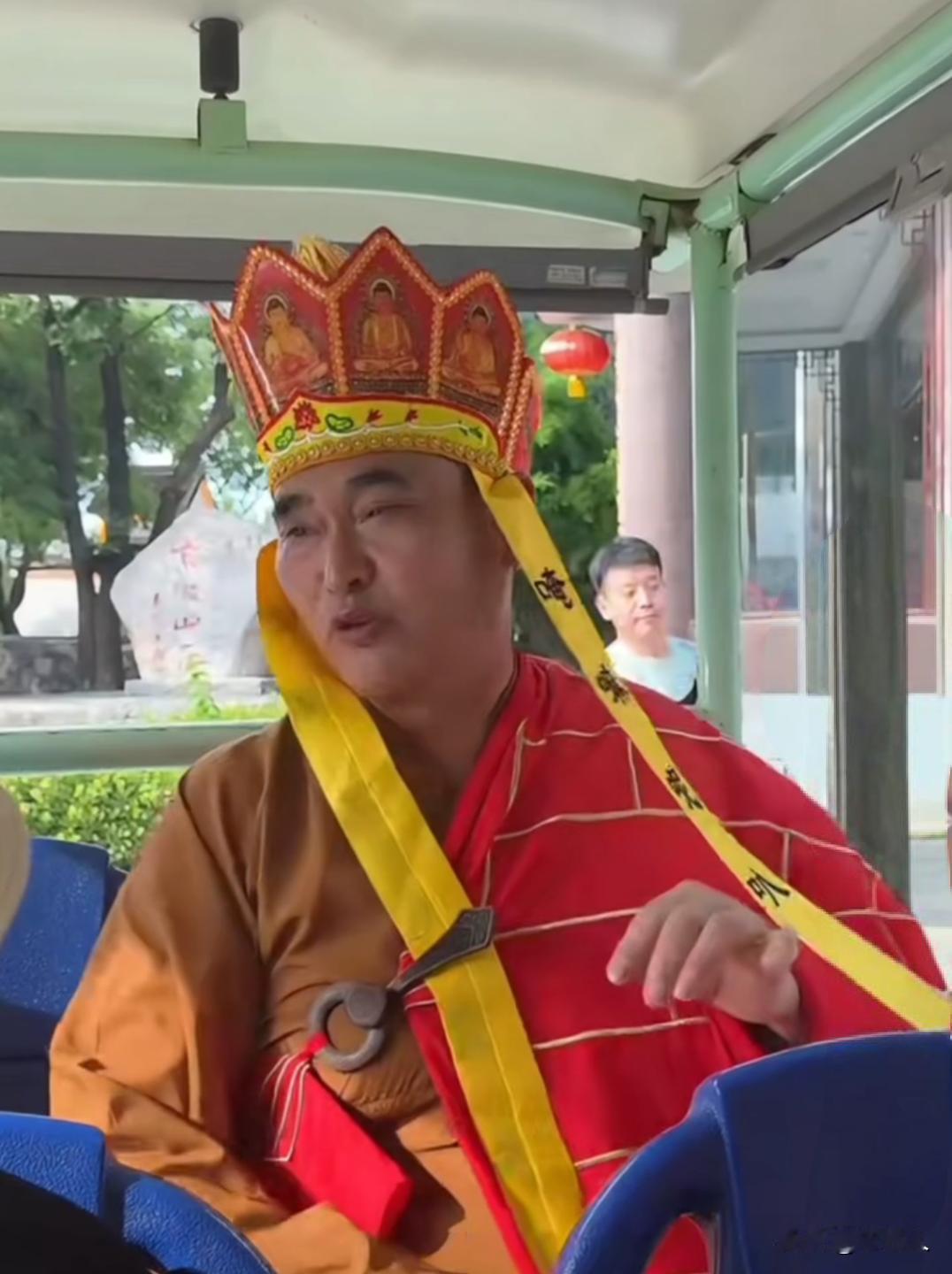 朱之文穿上这套衣服，还真有点唐僧的感觉。实在不行趁着现在的热度，翻拍《西游记》吧